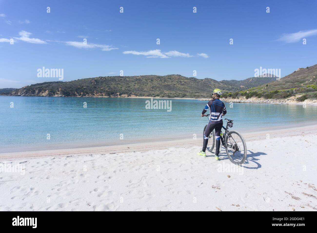 Cycliste sur plage, Villasimius, Sardaigne, Italie Banque D'Images