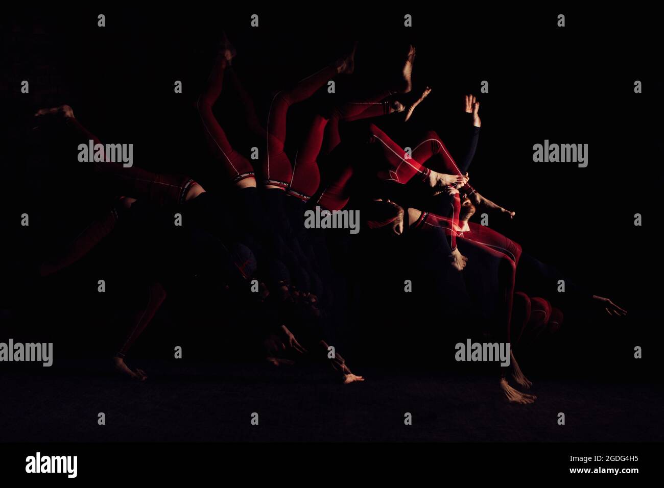 Femme somersaulting Banque D'Images