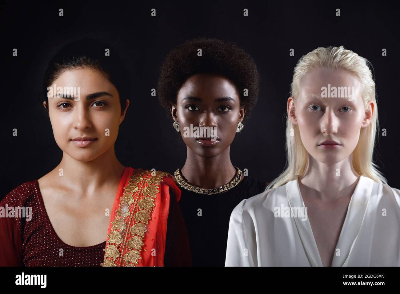 Portrait de la femme caucasienne, de la femme afro-américaine et des femmes indiennes sur fond noir. Plusieurs races différentes femmes personnes amitié concept. Banque D'Images