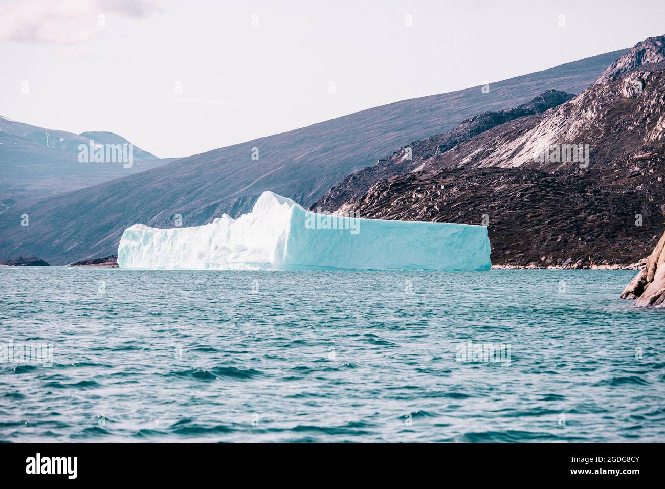 Iceberg flottant dans l'océan arctique. Banque D'Images