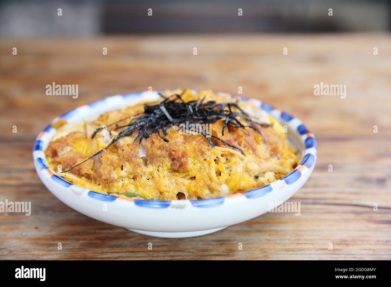 Côtelette de porc Katsuson frite avec œuf sur le riz Banque D'Images