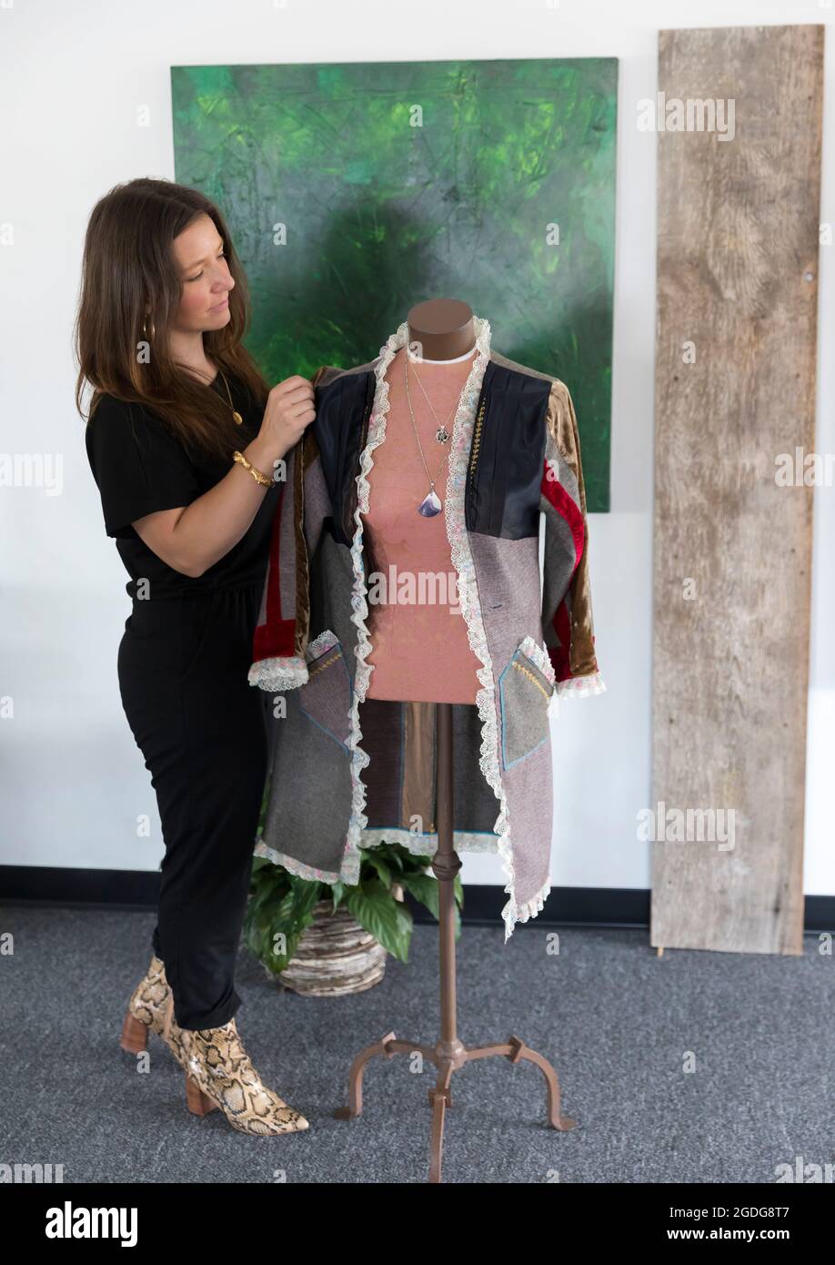Veste style entrepreneur mode féminine dans son studio de design Banque D'Images