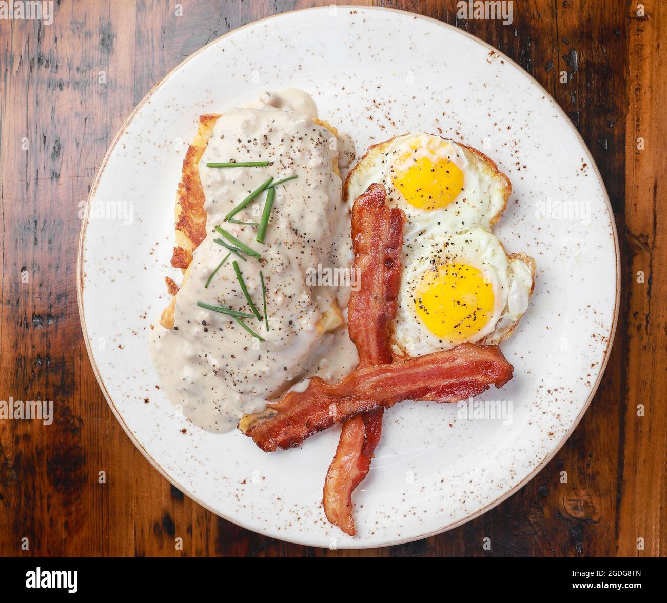 Petit-déjeuner avec bacon, œufs, petits gâteaux et sauce Banque D'Images