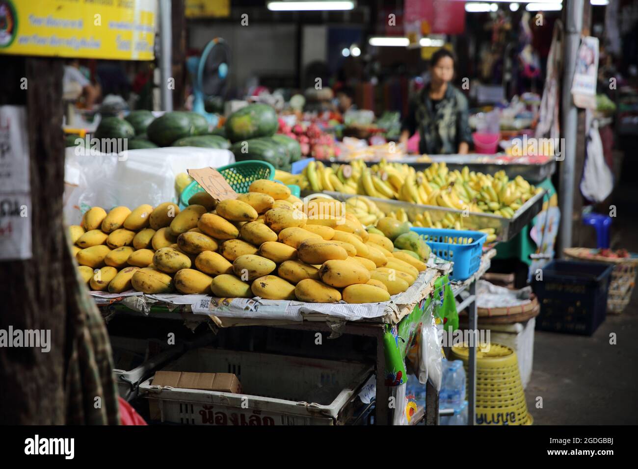 fruits du marché thaïlandais et grill Banque D'Images