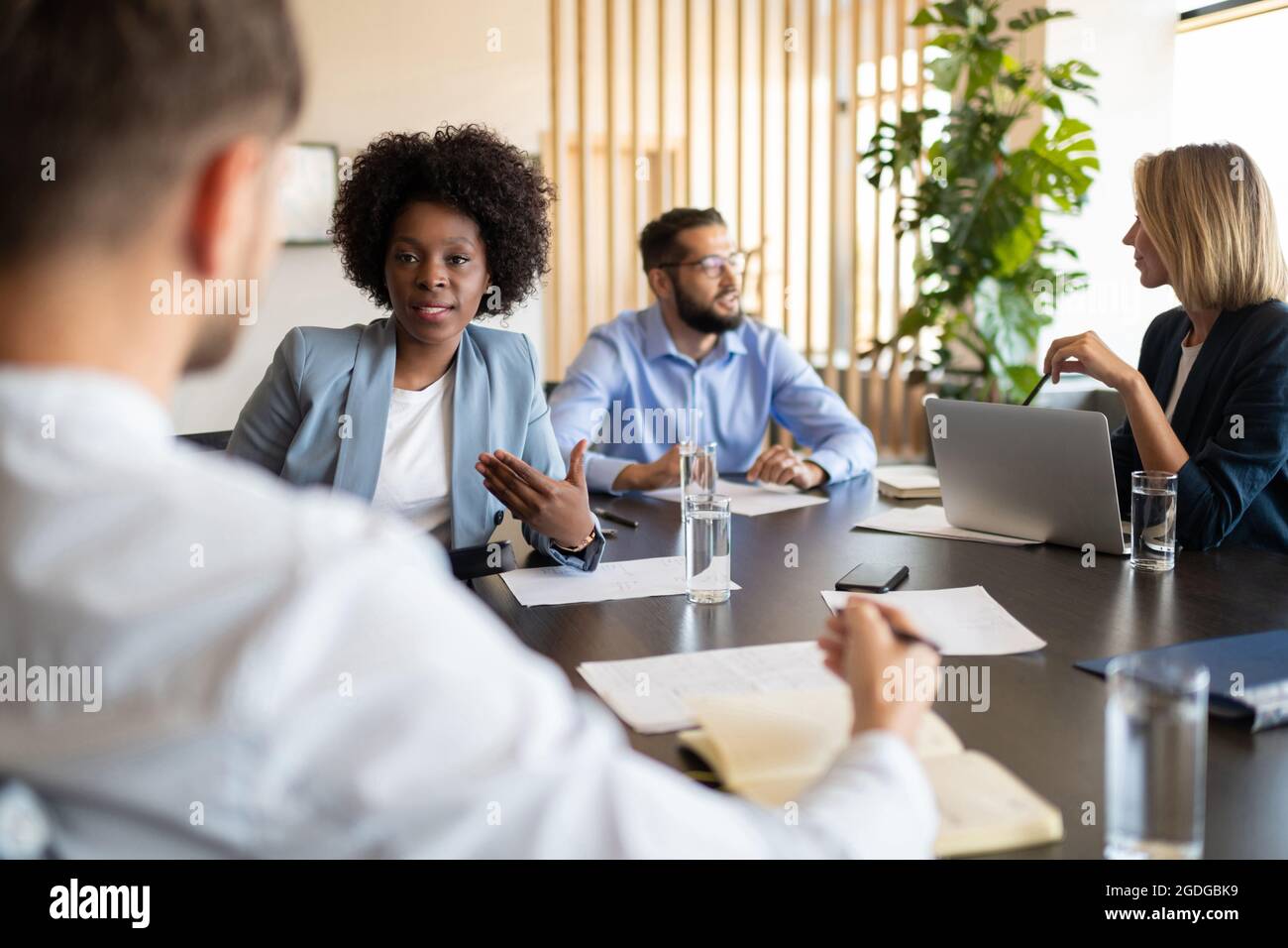 Le responsable noir discute avec un collègue pendant un brainstorming lors d'une réunion d'affaires Banque D'Images Le responsable noir discute avec un collègue pendant un brainstorming lors d'une réunion d'affaires Banque D'Images