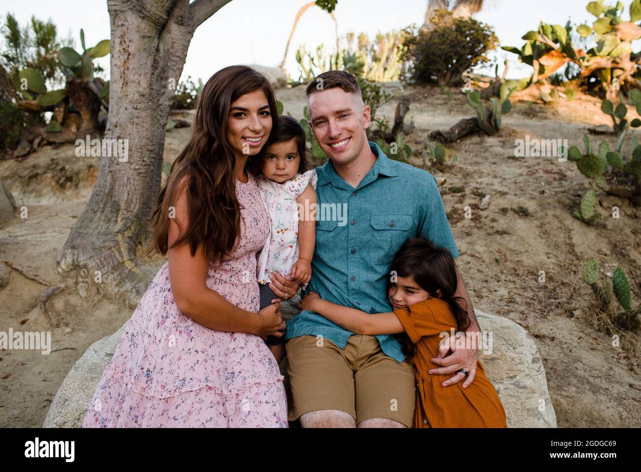 Famille militaire assise dans le jardin du désert à San Diego Banque D'Images