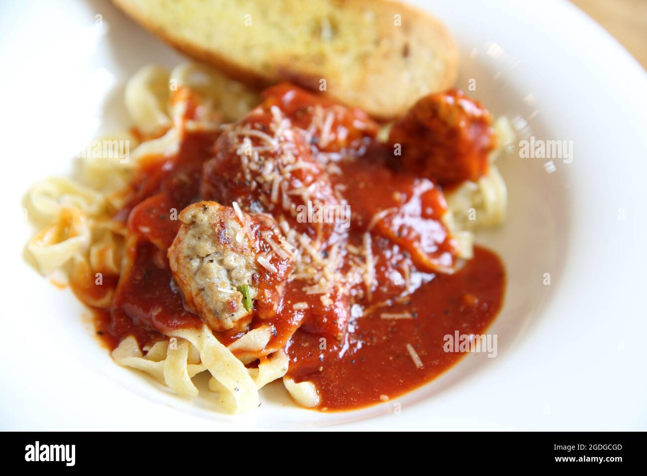 Spaghetti fettucine bolognese avec boule de viande Banque D'Images