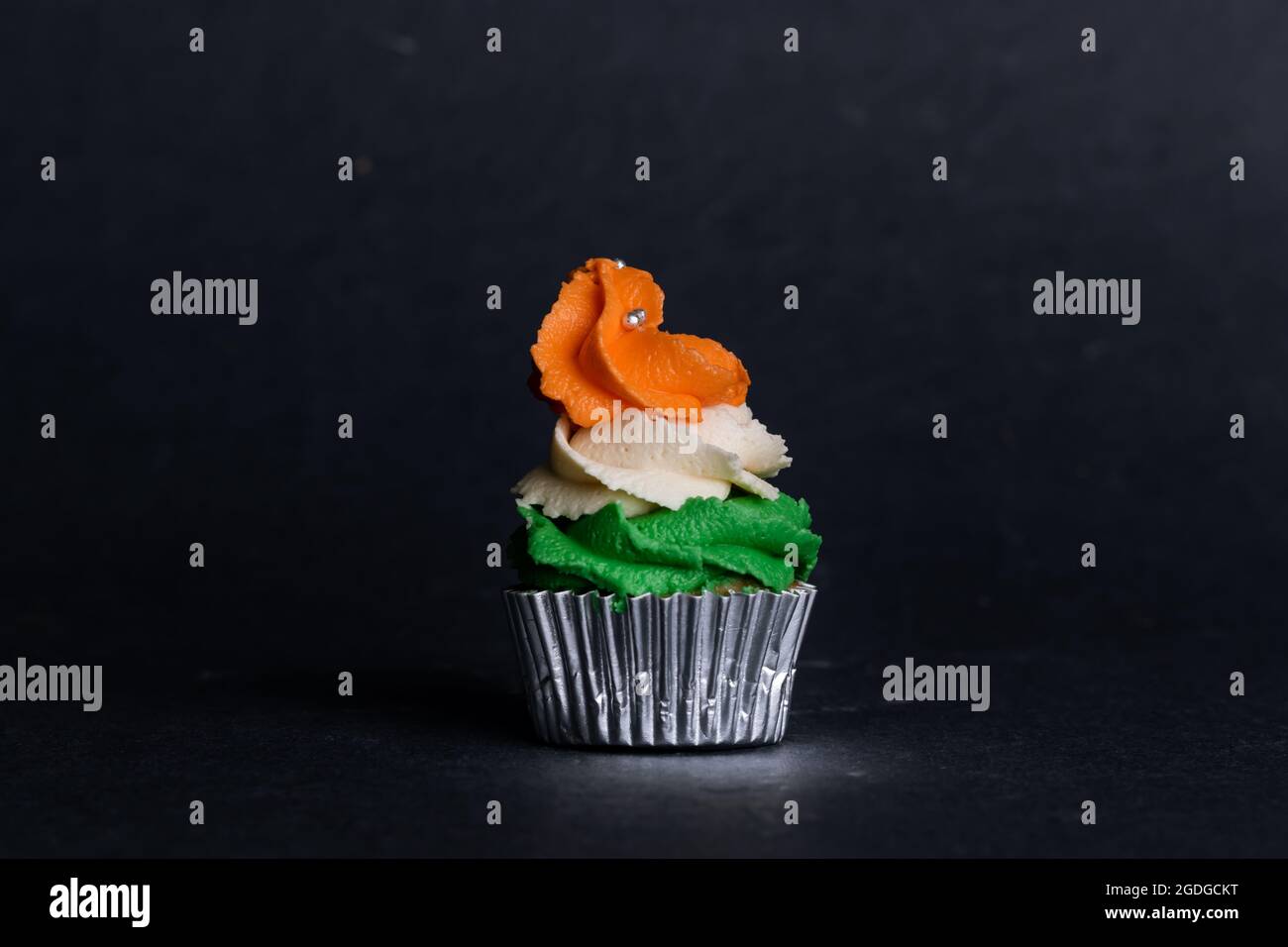 Cupcake décoré de trois couleurs givrantes pour célébrer l'indépendance indienne. Inde indépendance. Célébration du jour de l'indépendance. Banque D'Images