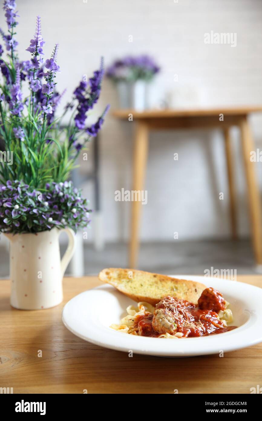 Spaghetti fettucine bolognese avec boule de viande Banque D'Images