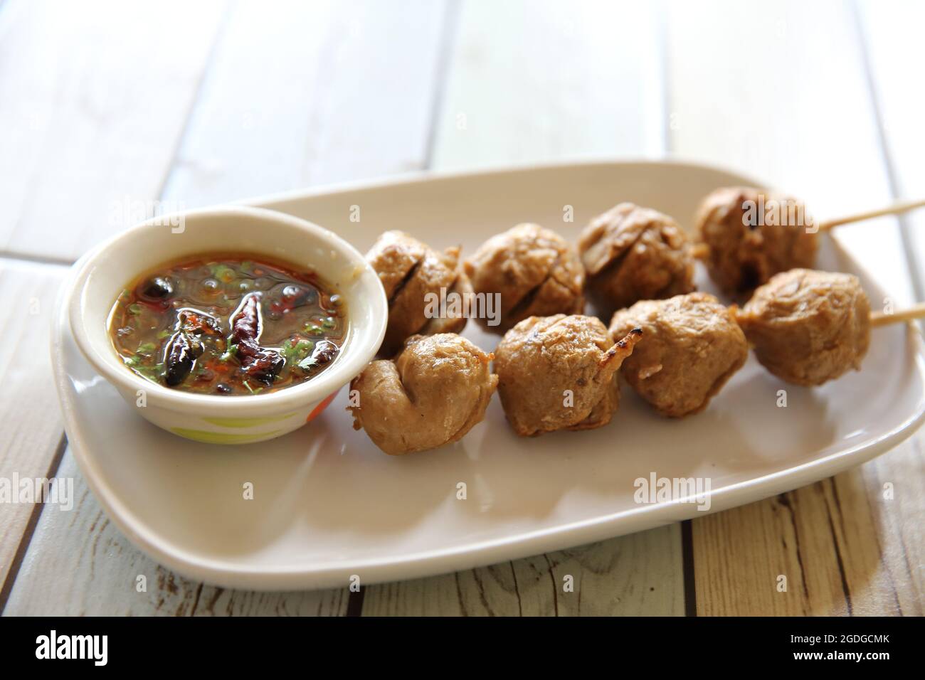 Meatball avec thai sauce épicée Banque D'Images