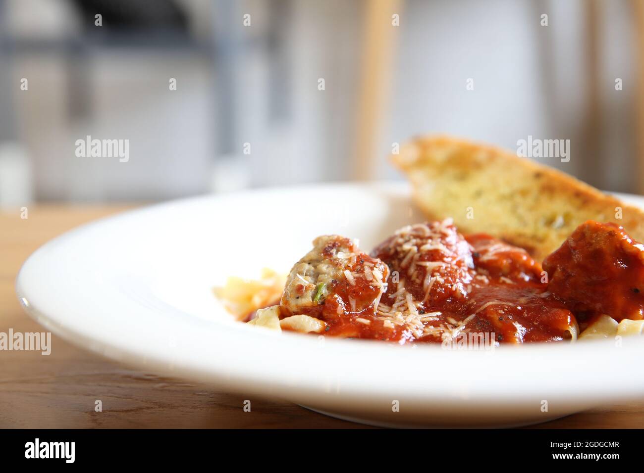 Spaghetti fettucine bolognese avec boule de viande Banque D'Images
