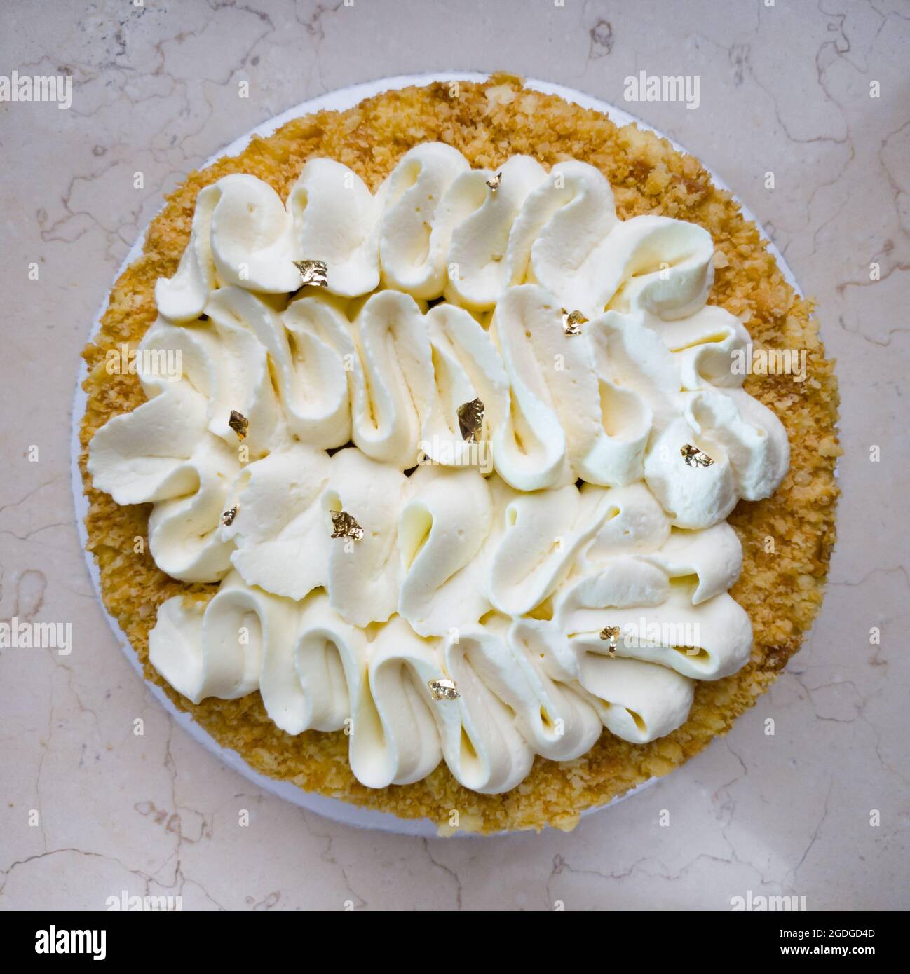 Gâteau Napoléon avec ganache au chocolat blanc et or comestible Banque D'Images