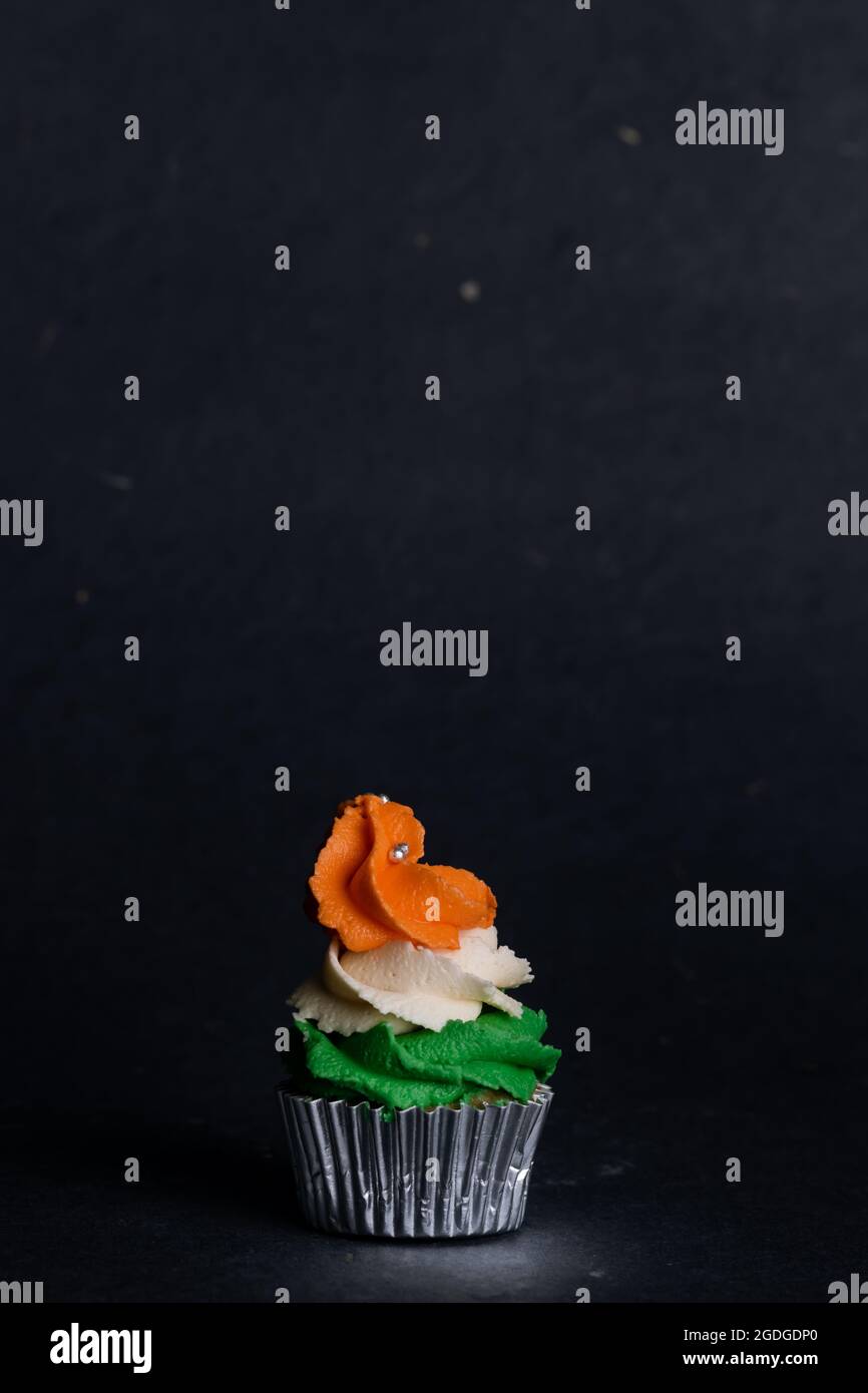 Cupcake décoré de trois couleurs givrantes pour célébrer l'indépendance indienne. Inde indépendance. Célébration du jour de l'indépendance. Banque D'Images