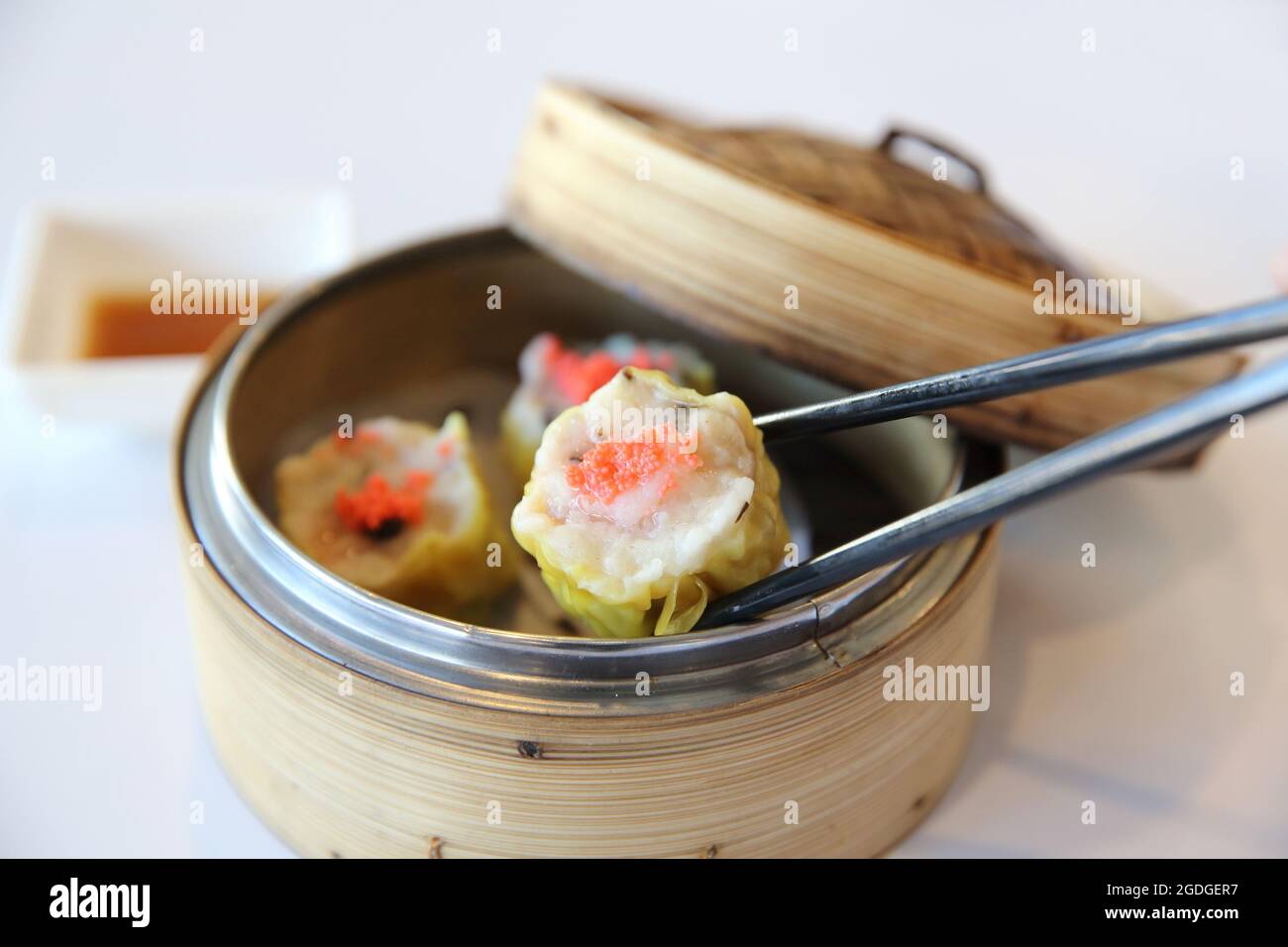 shumai, dim sum de crevettes dans le cuiseur vapeur de bambou Banque D'Images