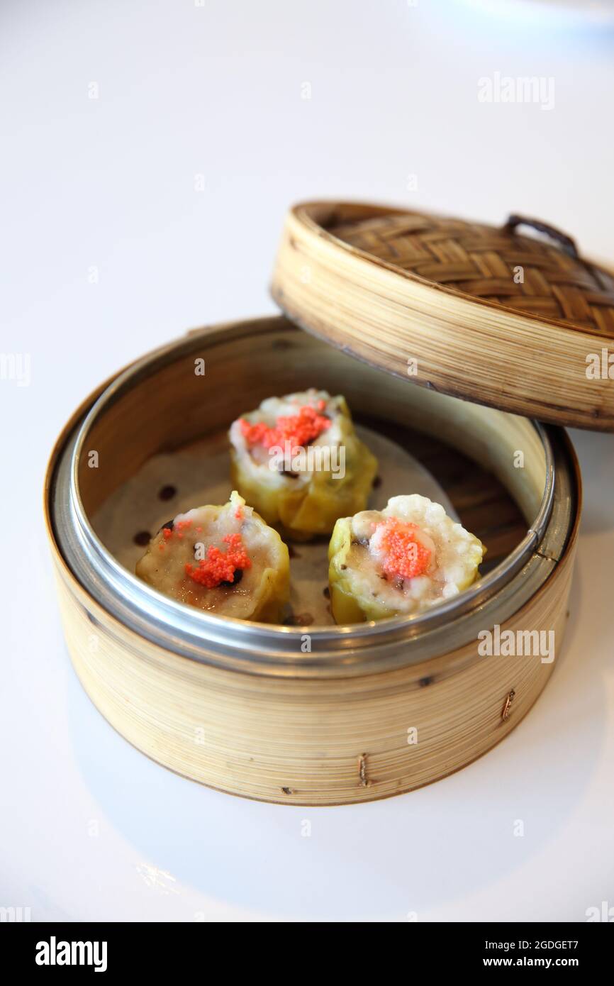 shumai, dim sum de crevettes dans le cuiseur vapeur de bambou Banque D'Images