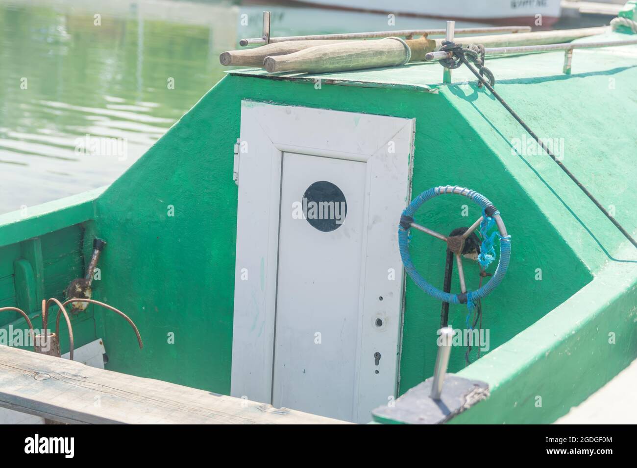 Petit bateau de pêche vert amarré au golfe de Burgas/ Burgas Bay Banque D'Images