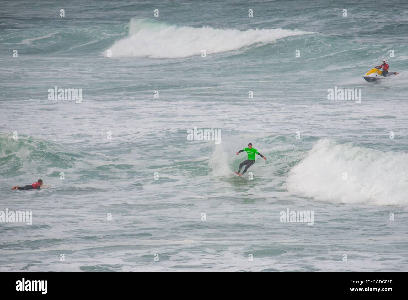 Watergate Bay, Cornwall, Royaume-Uni, 13/08/21, les concurrents dans Epic Swell le BF Goodrich Longboard Open (Mens Devision) fait partie de la Boardmasters Surf and Music Festical, la première grande compétition de surf au Royaume-Uni depuis plus de 2 ans. Crédit Jonathan Ward/Alamy Banque D'Images