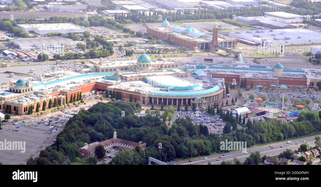 Manchester, Royaume-Uni, 13 août 2021. Manchester, Trafford, le Grand Manchester et le quartier vu des airs. Centre commercial Trafford. Crédit : Terry Waller/Alay Live News Banque D'Images