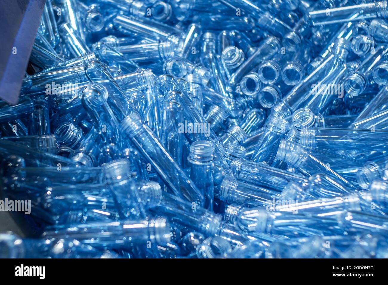 Moules en plastique bleu pour bouteilles d'un litre et demi. Mise au point sélective. Image d'arrière-plan. Production alimentaire Banque D'Images