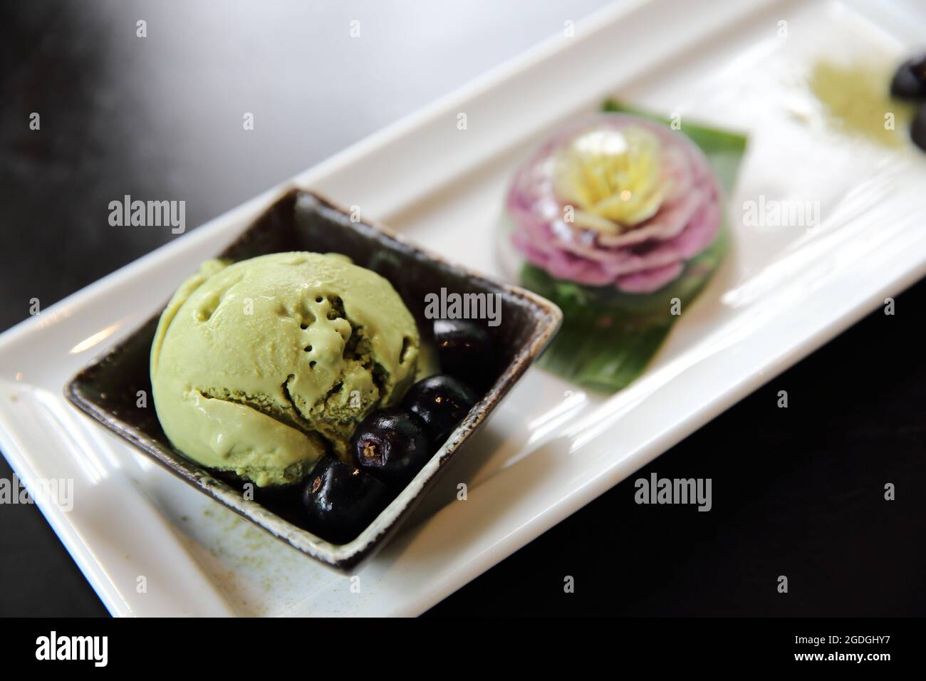 Fleur Gateau D Eau La Goutte D Eau Dessert Mochi Mizu Shingen Mochi Avec Glace Au The Vert Photo Stock Alamy