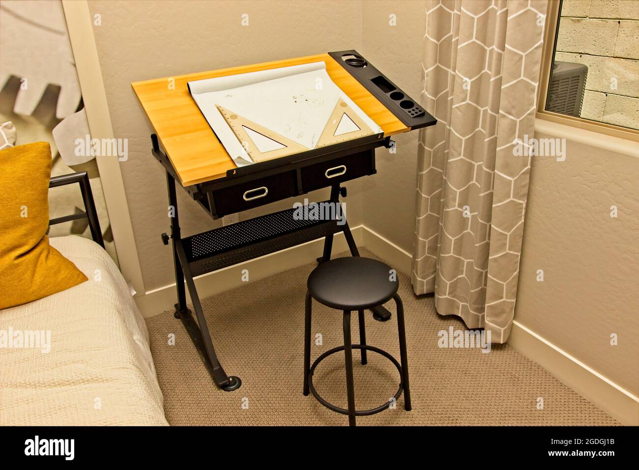 Petite table de dessin réglable dans le coin de la chambre Banque D'Images
