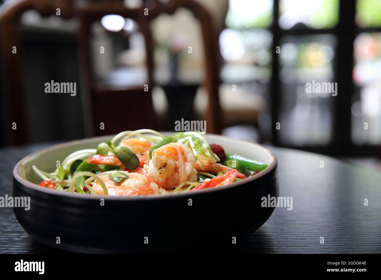 Crevettes chinoises et légumes verts avec nouilles Banque D'Images