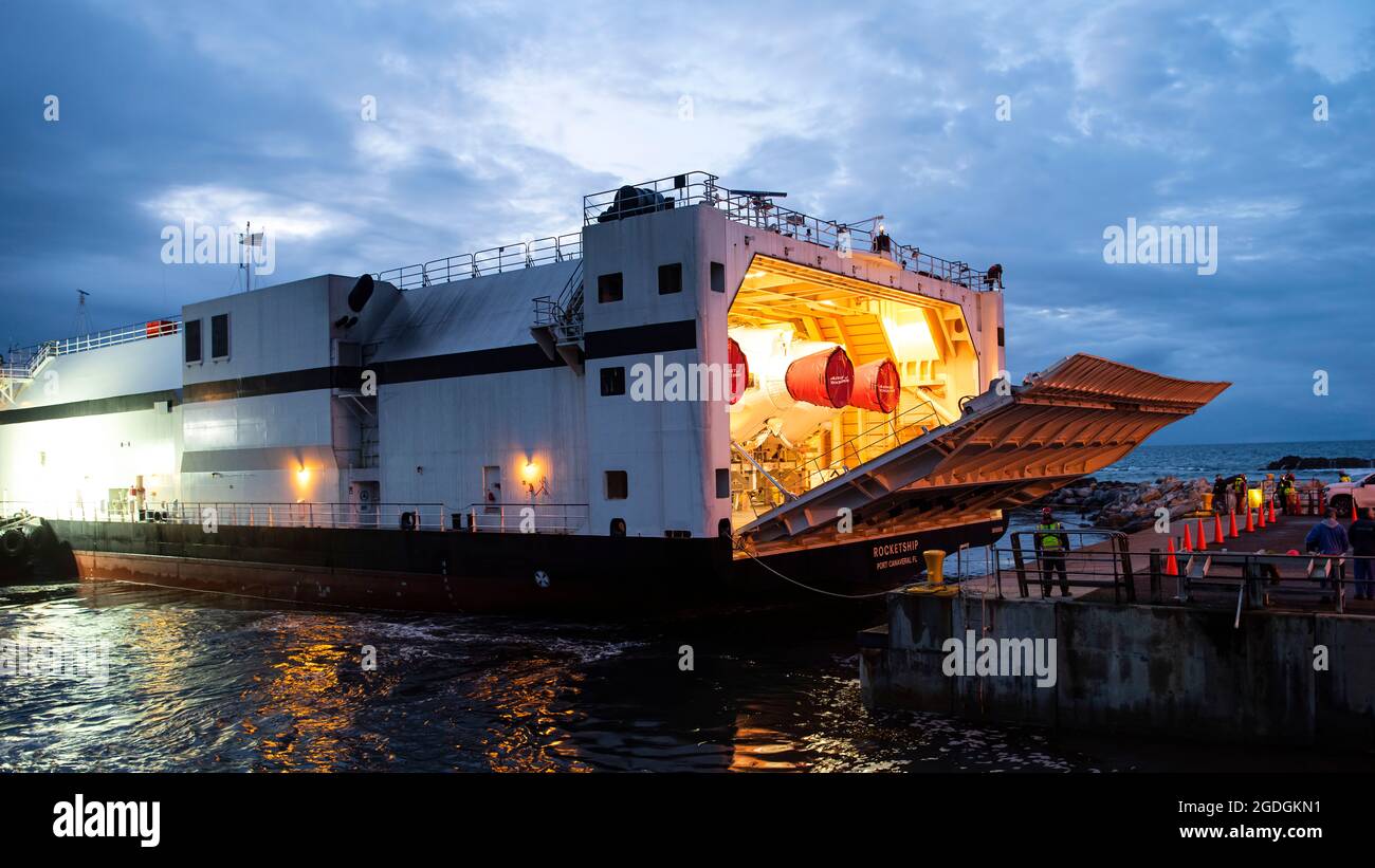 La porte de la poupe s'ouvre sur une barge de l'United Launch Alliance, connue sous le nom de « Rocketship », révélant les surpresseurs lourds Delta IV, le 5 avril 2020, à la base aérienne de Vandenberg, en Californie. La barge a déchargé les surpresseurs lourds Delta IV pour un lancement prévu plus tard dans l'année. L'opération de barge est une première étape essentielle pour mener à bien la mission d'accès assuré à l'espace. (É.-U. Photo de la Force aérienne par le Premier Airman Aubree Owens) Banque D'Images
