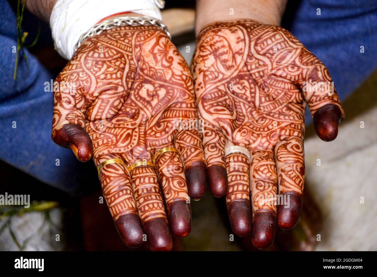 Belle œuvre d'art de Henna Mehndi sur les mains justes de la groom indienne, le colorant de Henna est appliqué sur la main de l'homme pendant le festival indien de mariage Banque D'Images