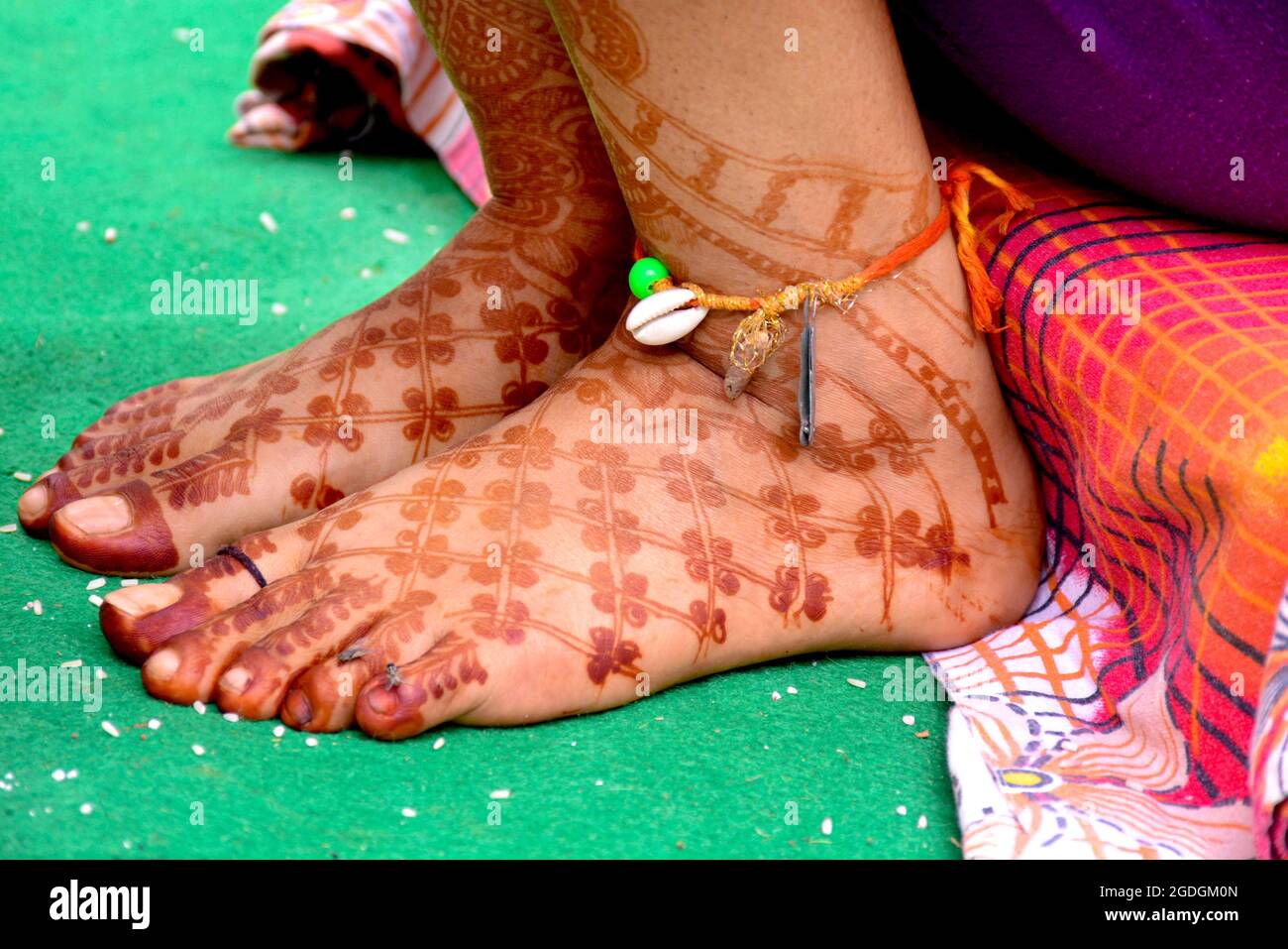 Une mariée indienne pakistanaise montrant le motif foot mehndi lors de la cérémonie de mariage Banque D'Images