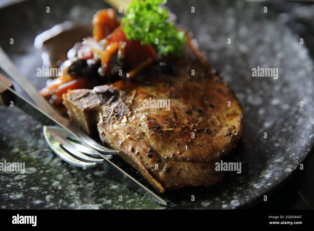 Hacher le porc grillé avec une sauce aux légumes et aux burries Banque D'Images