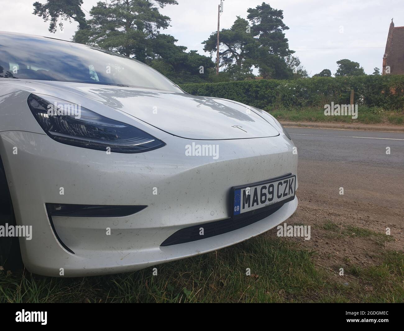 Sutton Suffolk UK août 12 2021: Un modèle 2019 Tesla modèle 3 véhicule électrique à deux moteurs à traction intégrale longue portée stationné dans un petit village rural à Suffo Banque D'Images