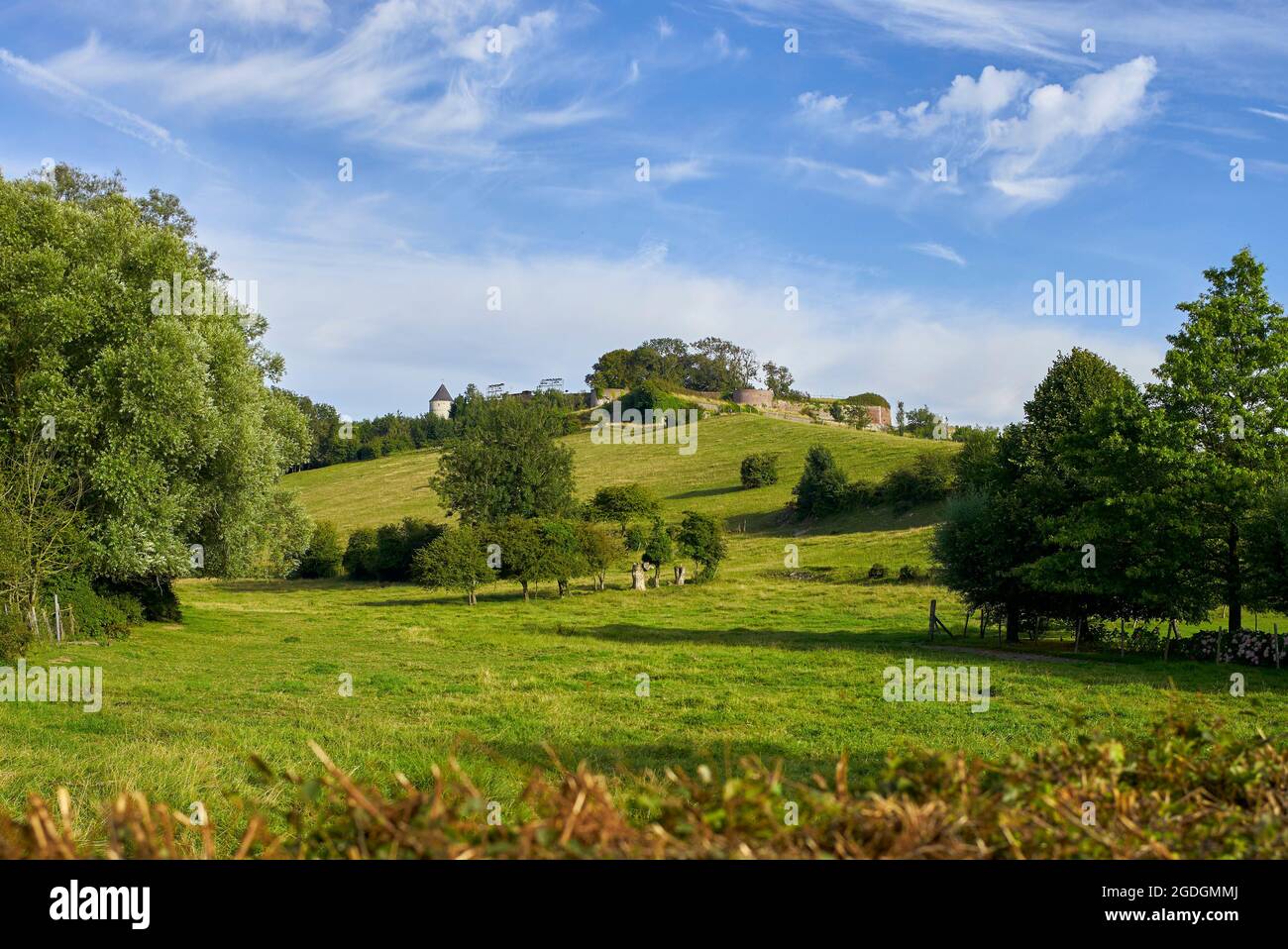 Vue sur la Citadelle et les remparts de la célèbre ville touristique de Montreuil-sur-Mer, Nord pas de Calais, Nord de la France. Banque D'Images