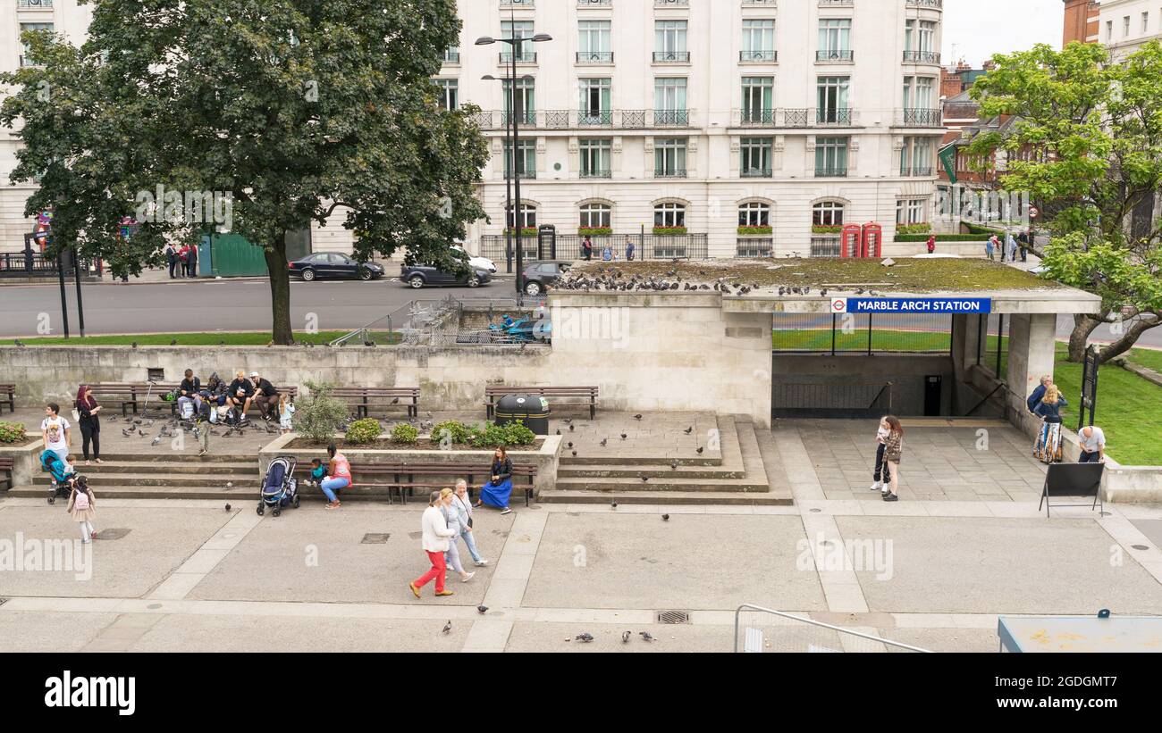 Le Marble Arch Mound, la nouvelle attraction touristique de Londres. Un homme a fait une structure de colline couverte d'arbres et d'herbe avec une plate-forme d'observation au sommet. Banque D'Images