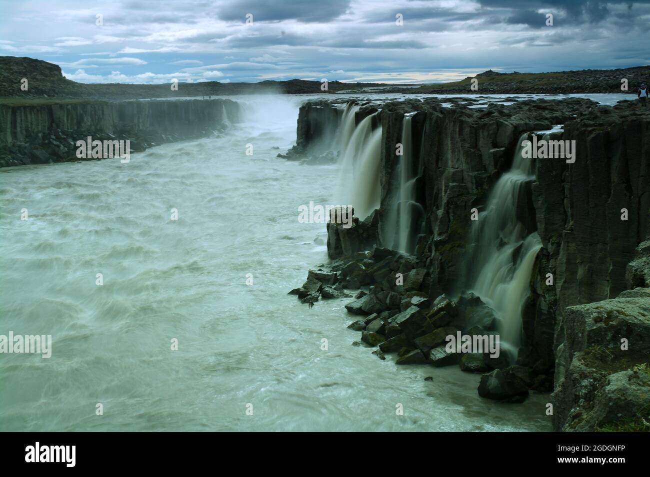Chute d'eau de Selfoss à proximité de chutes de Dettifoss beaucoup plus célèbres Banque D'Images