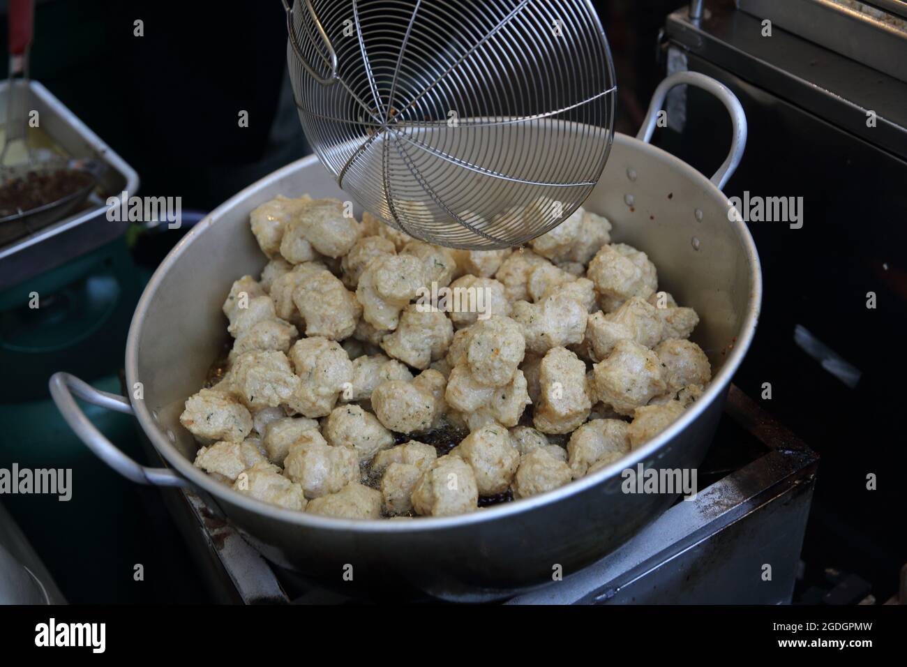 Poisson frit et boule de viande dans le marché alimentaire local de la thaïlande Banque D'Images