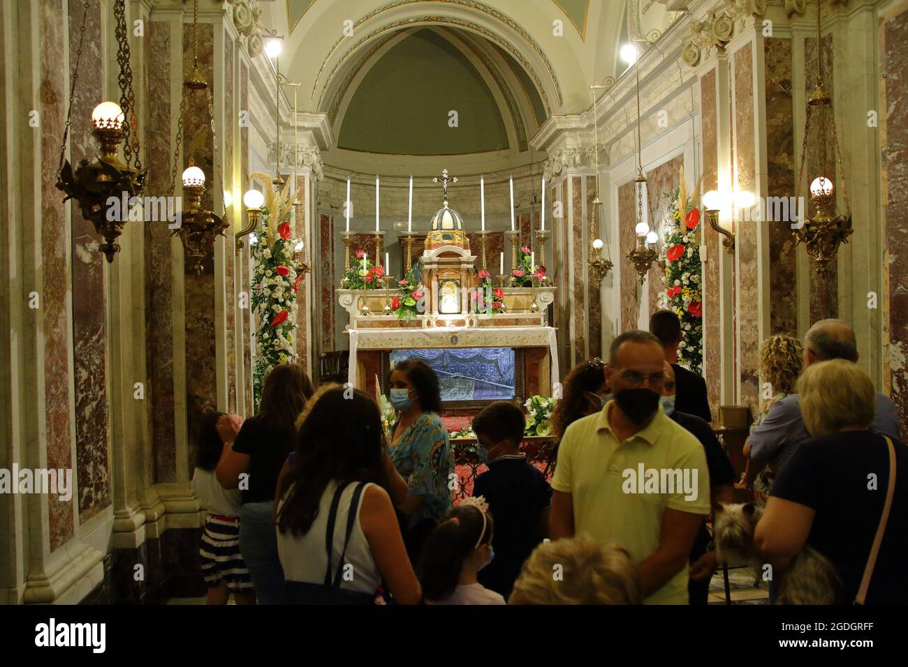 Fidèle à l'intérieur de la crypte où est conservé le corps de Saint Alfonso Maria de' Liguori, docteur de l'Église catholique, poète, musicien et compositeur de la célèbre chanson de Noël 'Tu scendi dalle stelle'. Les fidèles prient avant l'urne contenant ses restes pour invoquer l'aide pour leurs souffrances. Fondateur de l'ordre religieux des Rédemptoristes avec des prêtres répartis dans le monde entier. D'origine napolitaine et de famille noble , elle a toujours aidé les plus pauvres et les plus faibles. (Photo de Pasquale Senatore / Pacific Press) Banque D'Images