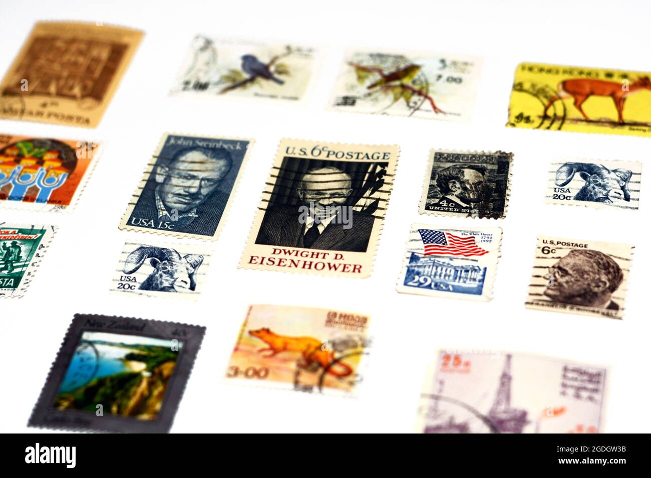 arrière-plan de divers anciens timbres-poste utilisés de différents pays et temps sur fond blanc, une couverture avec un ensemble de timbres-poste, vintage Banque D'Images