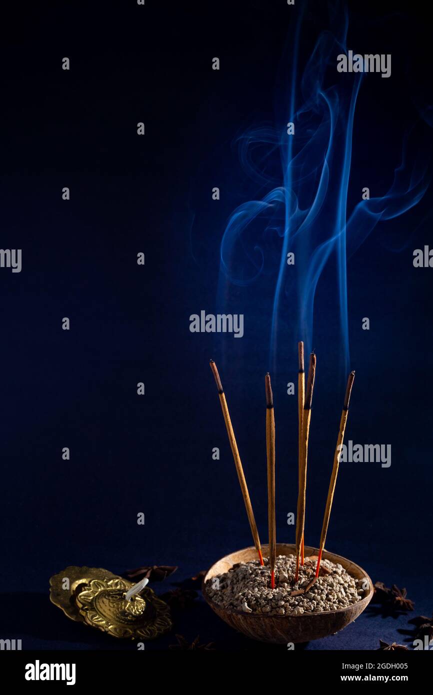 Vendredi 13. Un peu d'encens illuminés émettant une fumée parfumée avec l'intention de purifier l'endroit. Banque D'Images