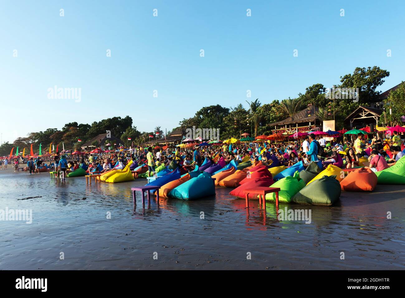 Kuta, Indonésie - 14 septembre 2018 : les touristes et les habitants de la région se promènent et profitent du coucher du soleil sur la plage de Seminyak à Bali. C'est l'une des attractions touristiques dans Banque D'Images