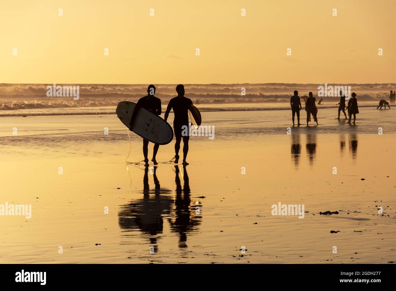 Kuta, Indonésie - 14 septembre 2018 : silhouette de surfeurs au coucher du soleil sur la plage de Seminyak à Bali. C'est l'une des attractions touristiques dans ce domaine. Banque D'Images