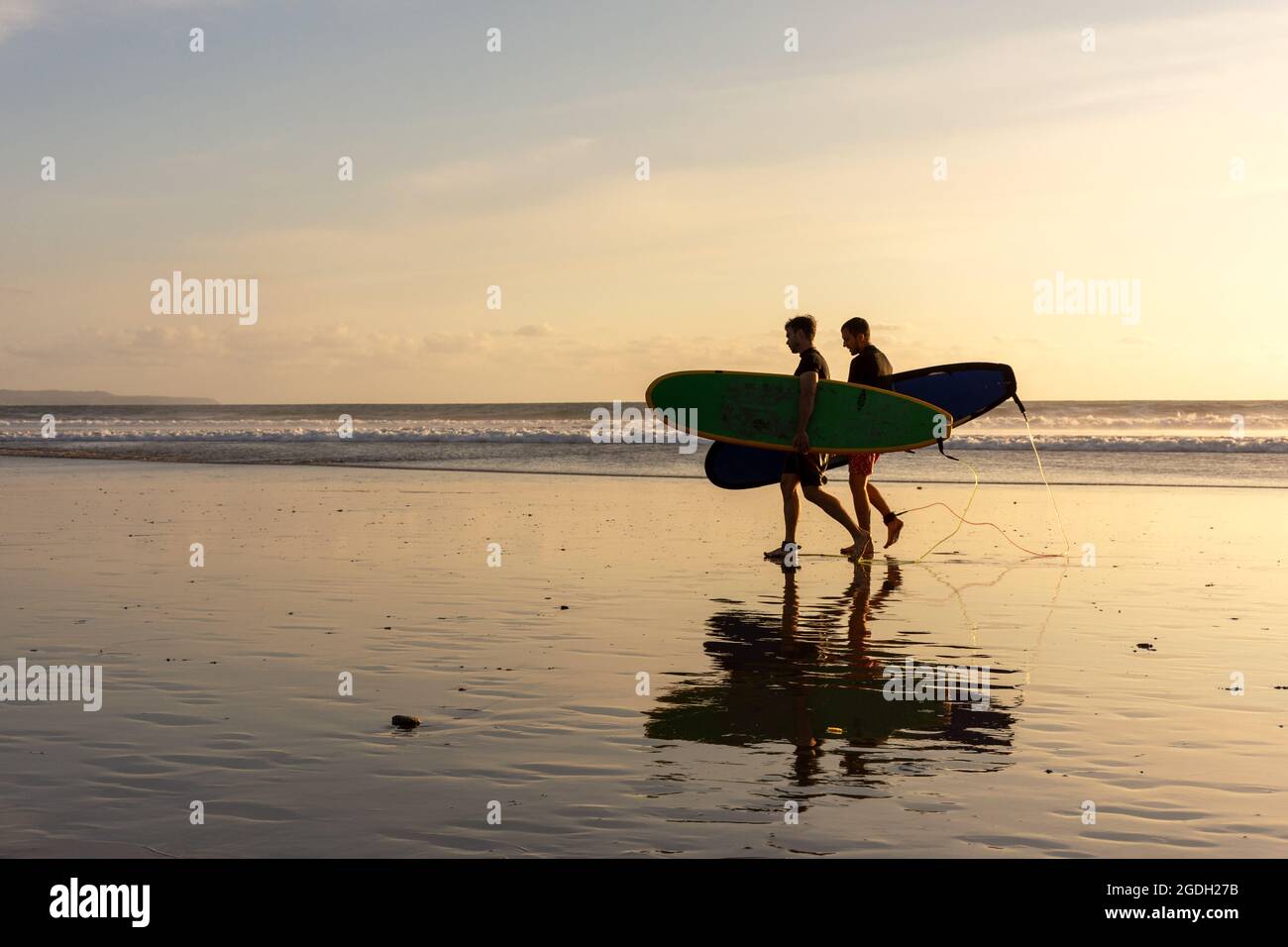 Kuta, Indonésie - 14 septembre 2018 : silhouette de surfeurs au coucher du soleil sur la plage de Seminyak à Bali. C'est l'une des attractions touristiques dans ce domaine. Banque D'Images