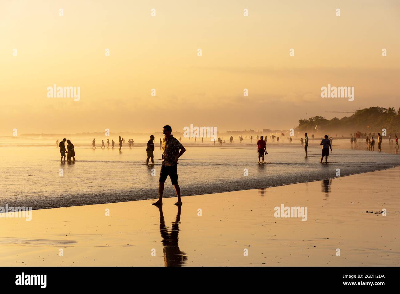 Kuta, Indonésie - 14 septembre 2018 : les touristes et les habitants de la région se promènent et profitent du coucher du soleil sur la plage de Seminyak à Bali. C'est l'une des attractions touristiques dans Banque D'Images