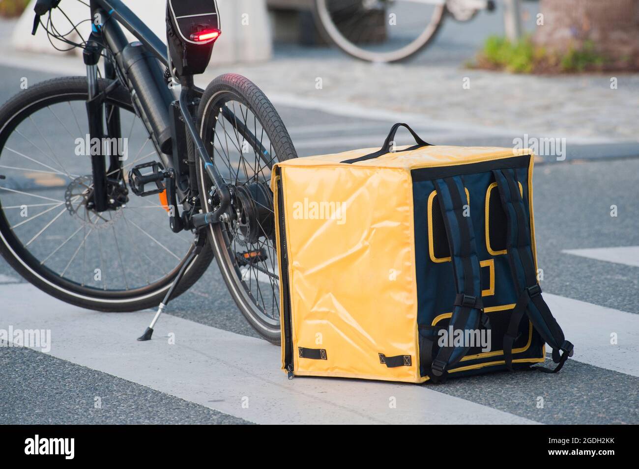 Concept de livraison. Sac à dos thermique pour la livraison de nourriture sans contact aux clients à la maison avec vélo. Commande de nourriture en ligne. Banque D'Images