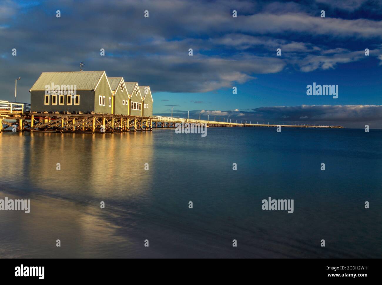 La jetée de Busselton au lever du soleil, Australie occidentale. Banque D'Images