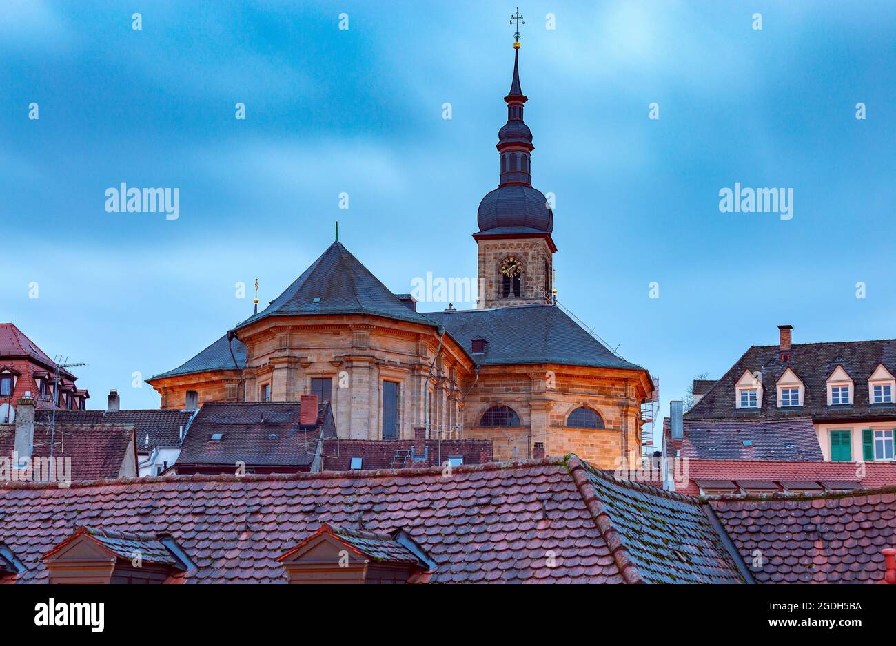 Vue panoramique sur les toits de la vieille ville en début de matinée. Bamberg. Bavière Allemagne. Banque D'Images