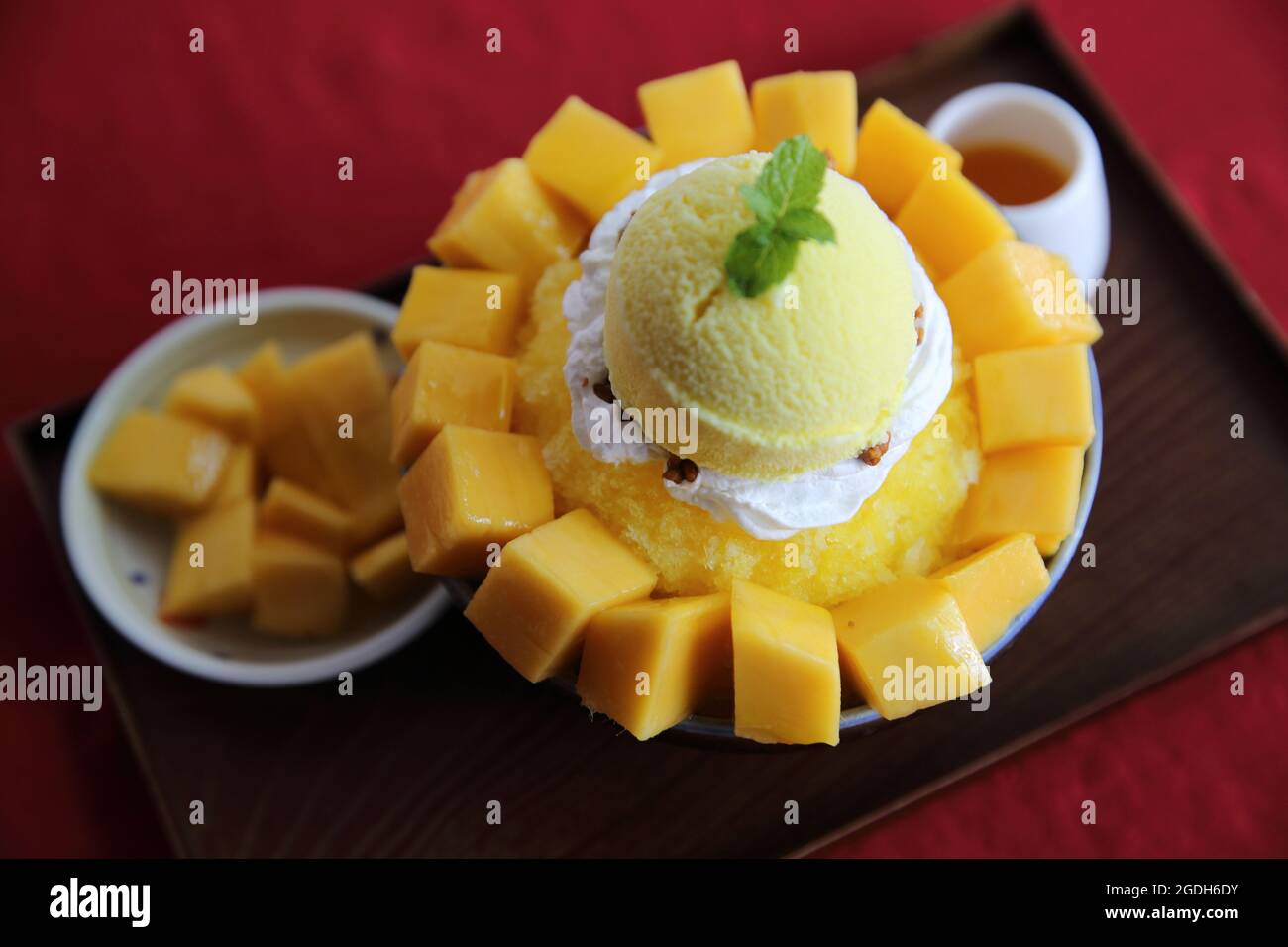 Dessert glace pilée à la mangue fraîche Banque D'Images