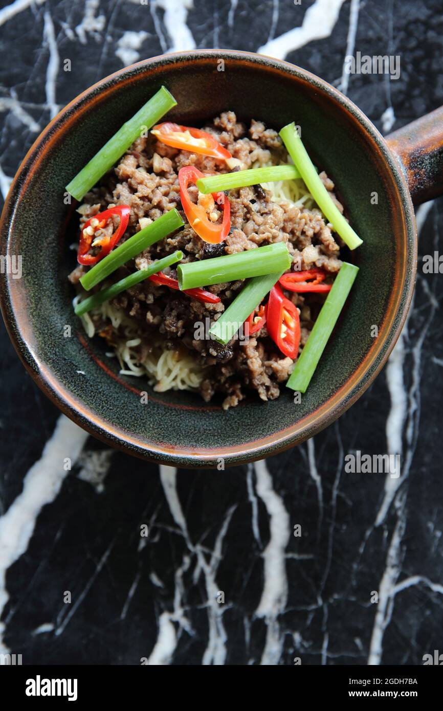 Porc haché frit avec des nouilles Banque D'Images