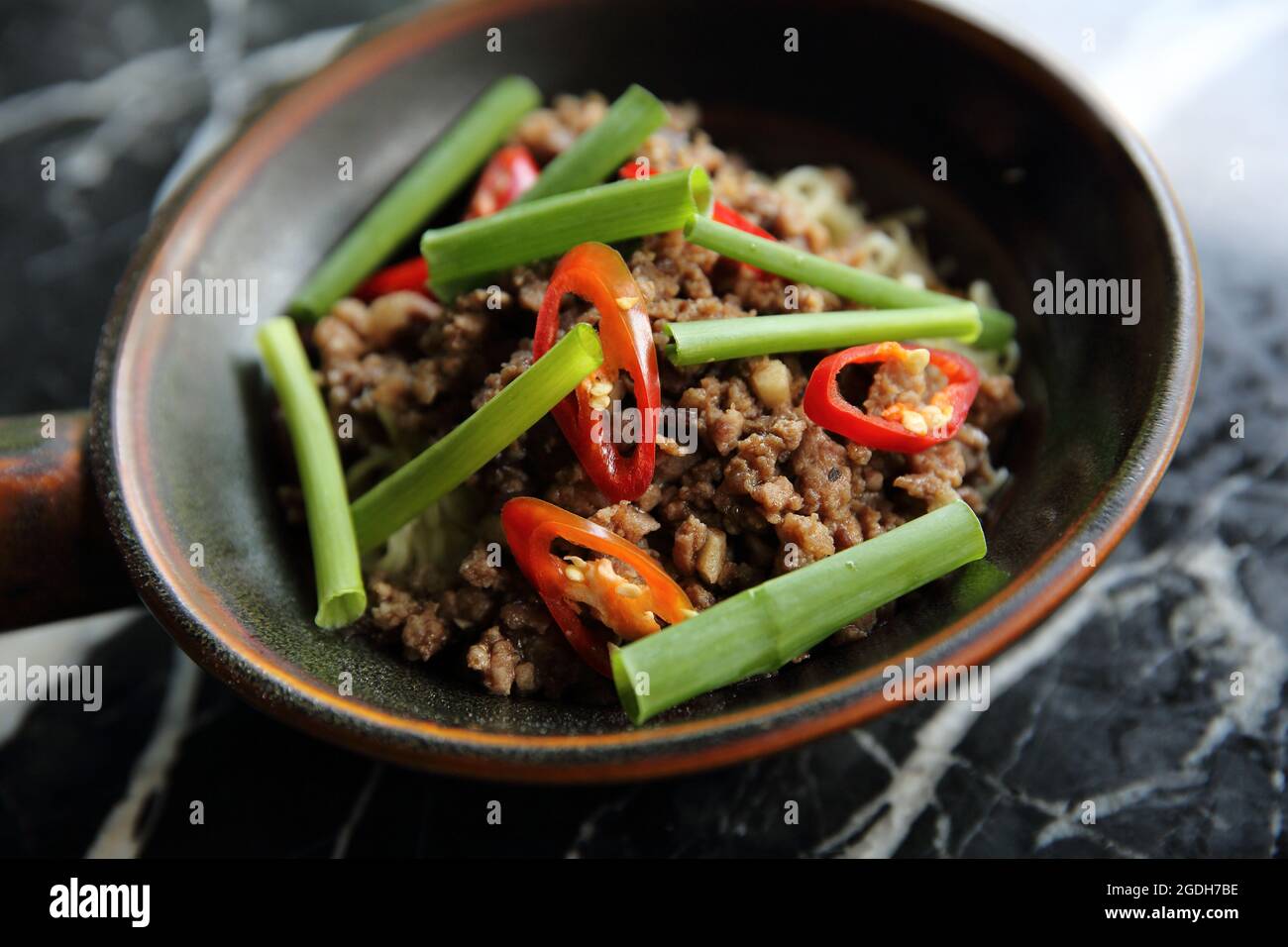 Porc haché frit avec des nouilles Banque D'Images
