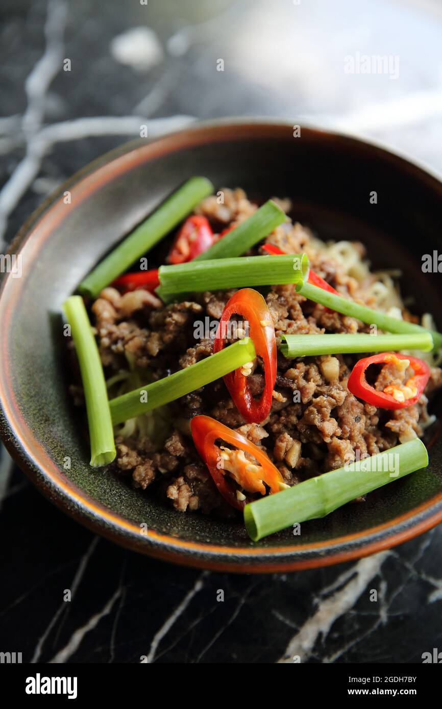 Porc haché frit avec des nouilles Banque D'Images