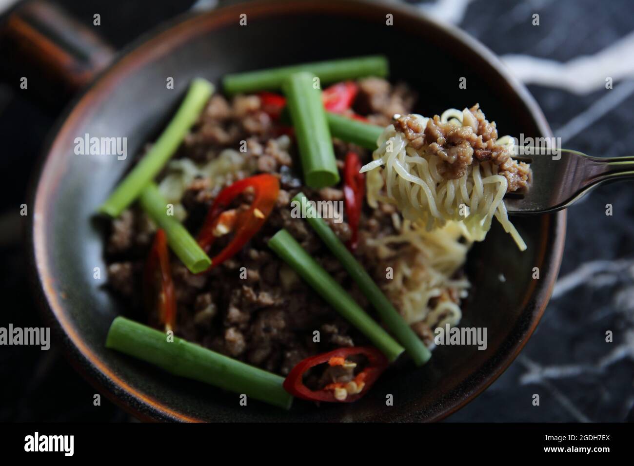 Porc haché frit avec des nouilles Banque D'Images